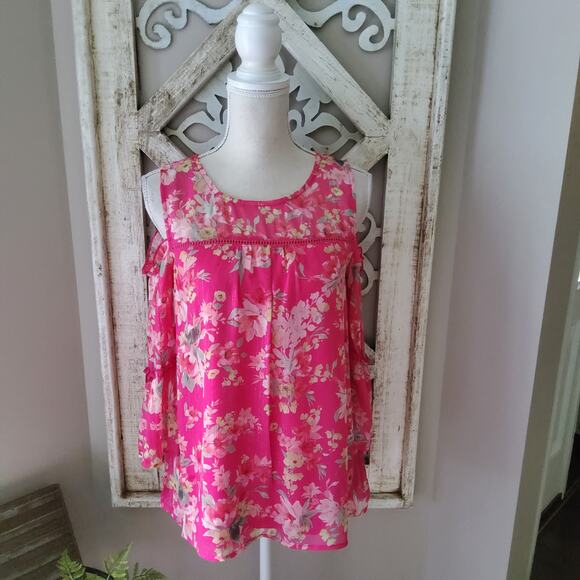 Poppi Women's Ruffe Bell Sleeve Cold Shoulder Top in Pink Floral Metallic - Picture 2 of 8